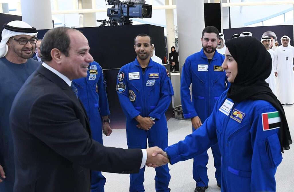 السيسي يهنئ فريق رواد الفضاء الاماراتيين على إنجازاتهم